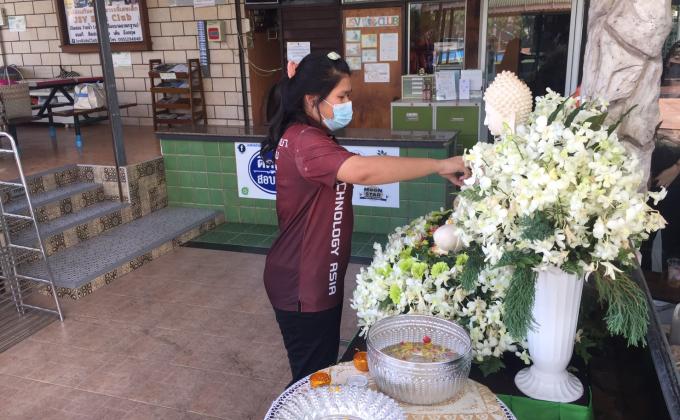 สรงน้ำพระ