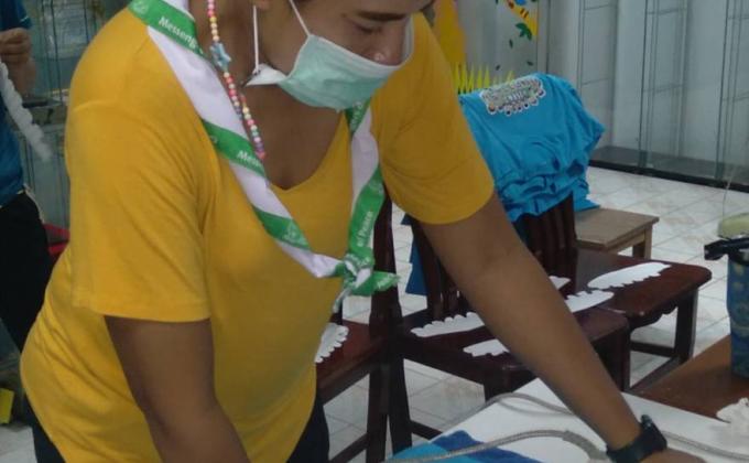 สรีนเสื้อให้นักเรัยน