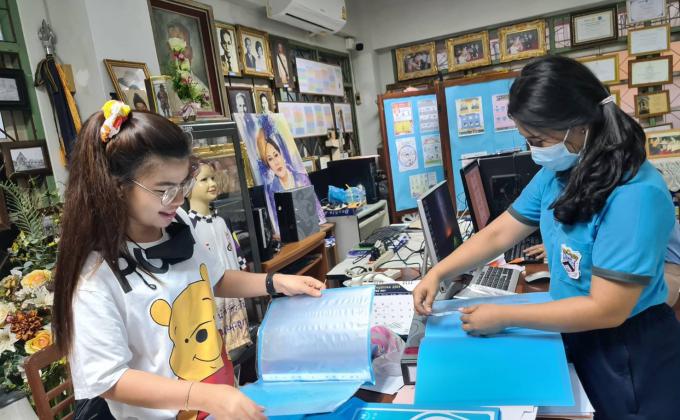 จิตอาสาจัดแฟ้มในงานวันภาคภูมิใจ