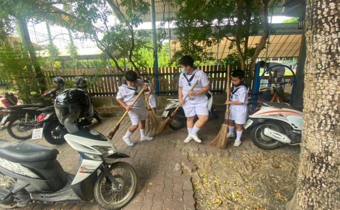 จิตอาสาทำความสะอาดลานถนน