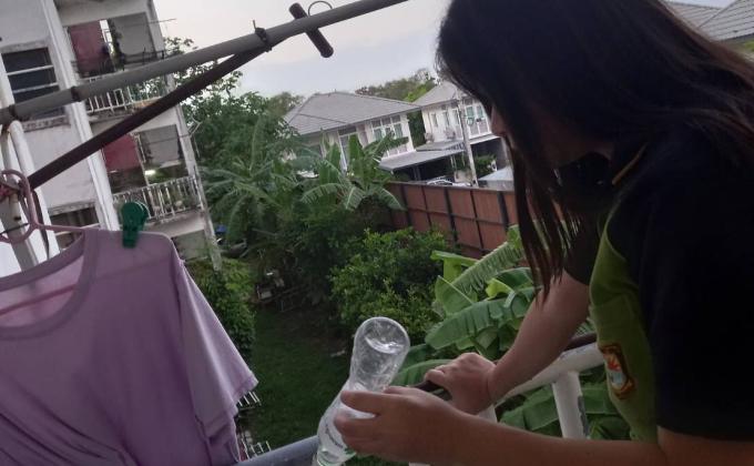 ีเก็บขวดนํ้าที่เกลื่อนในบ้าน