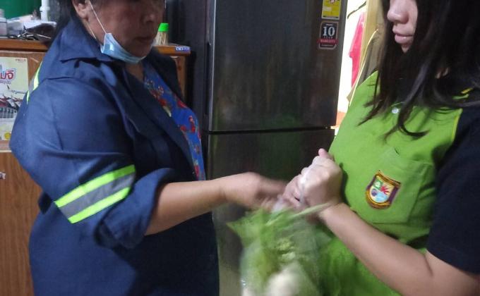 ช่วยแม่ถือของ