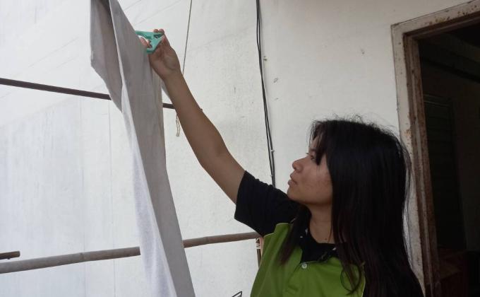 เก็บเสื้อผ้าที่ตากไว้