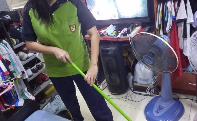 ถูพื้นทำความสะอาดที่บ้าน