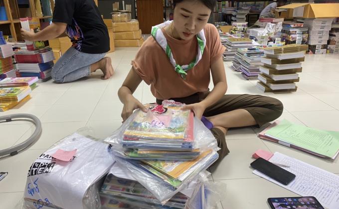 จิตอาสาจัดหนังสือเรียน