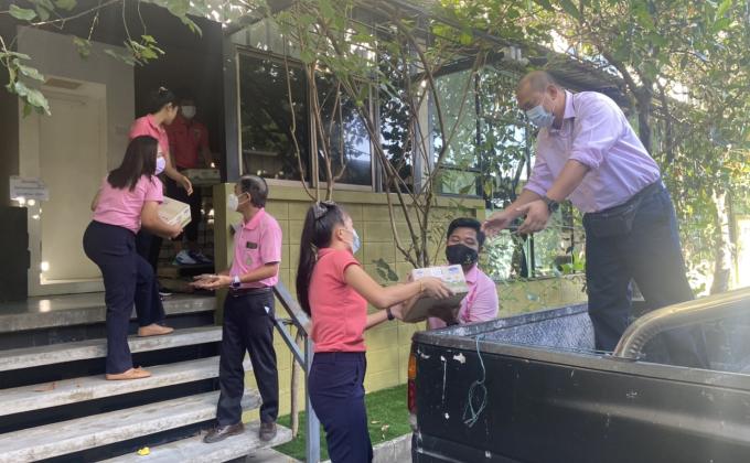 ช่วยขนนมให้นักเรียน