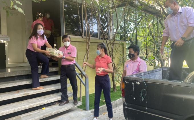 จิตอาสา ช่วยยกนมให้นักเรียน