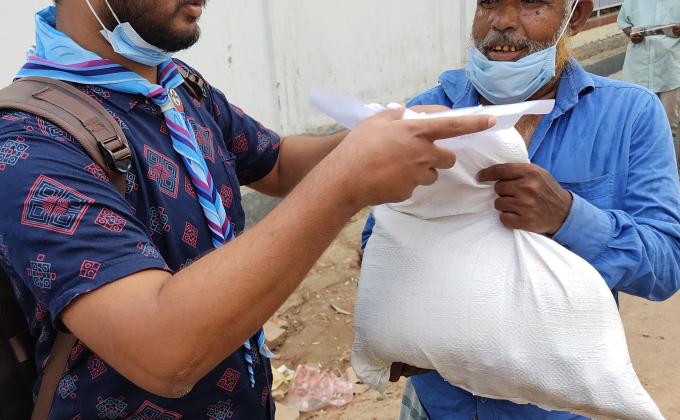 অসহায় দরিদ্রদের মাঝে খাদ্য সামগ্রী বিতরণ