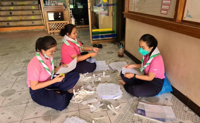 จิตอาสาจัดเรียงใบงาน