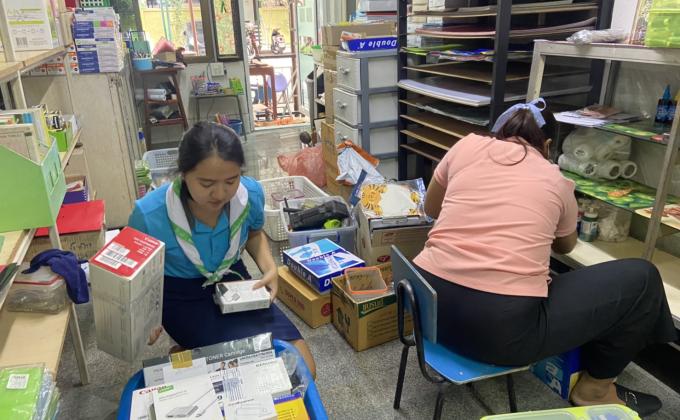   จิตอาสา จัดของในห้องจำหน่ายอุปกรณ์