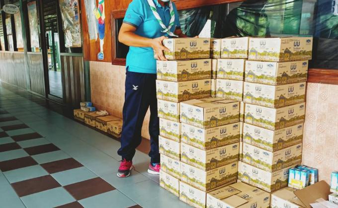 จิตอาสา ช่วยยกนมให้นักเรียน