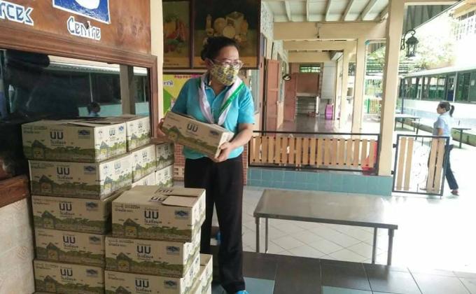 ช่วยบริการแจกนมโรงเรียน