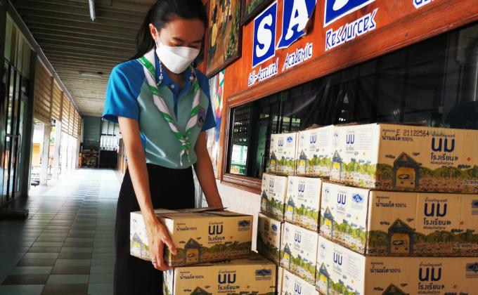 การยกนมให้ผู้ปกครอง