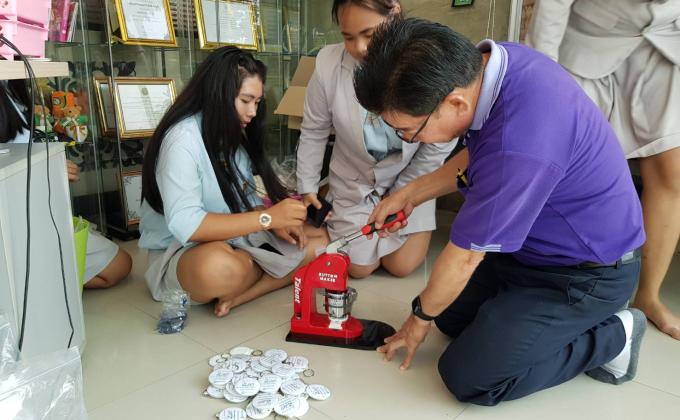 ทำเข็มกลัดเพื่อแจกกิจกรรม MoP