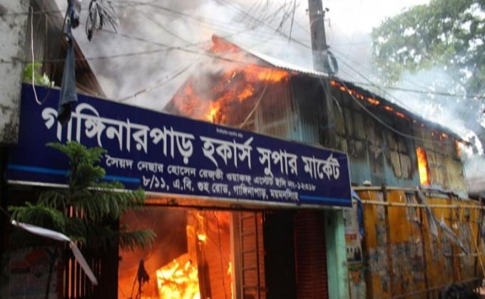 ময়মনসিংহের হকার্স মার্কেটের অগ্নিকন্ডে আগুন নেভানোর কাজে অংশগ্রহণ।