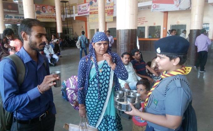 500 लीटर ठंडा पानी रोज पिला रहे स्काउट गाइड