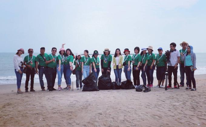 การอนุรักษ์สิ่งแวดล้อมเก็บขยะริมชายหาด