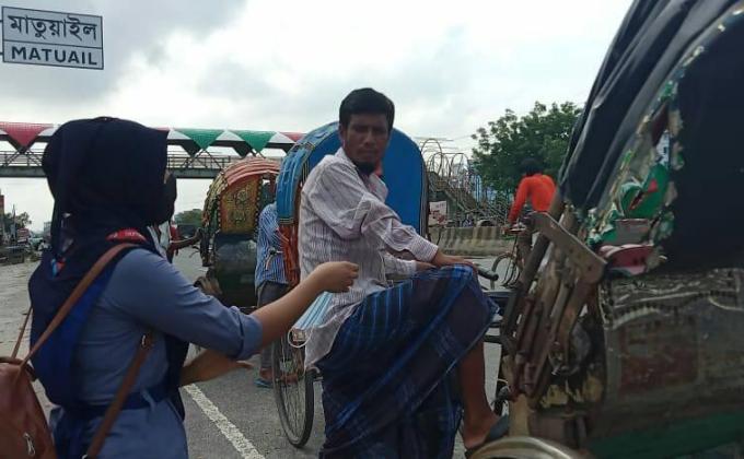 খেটে খাওয়া মানুষদের মাঝে মাস্ক বিতরন