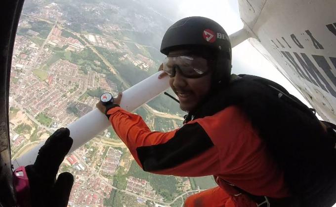 Ooops..terterjun dari kapal terbang 
