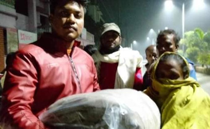 বাংলাদেশ স্কাউটস সদস্যদের সম্মিলিত উদ্যোগে যশোর শহরের শীতার্ত অসহায় মানুষের মাঝে কম্বল বিতরণ করা হয়। কম্বল দিয়ে সহযোগিতা করেছেন যশোর পুলিশ সুপার "জনাব মোহাম্মদ আশরাফ হোসেন"(পিপিএম) 