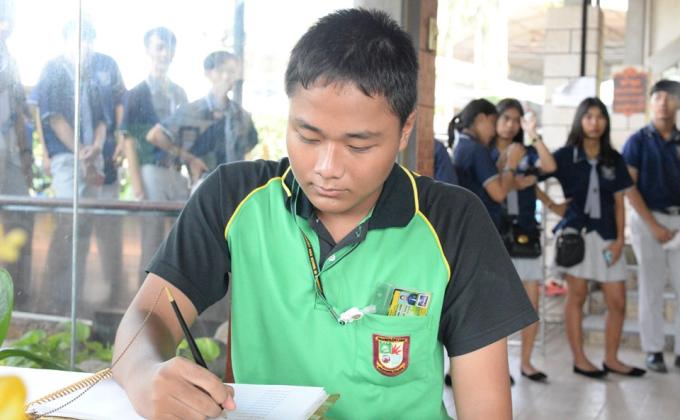 ลงนามถวายพระพรชัยมงคล