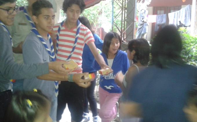 Juguetes y refrigerio para el albergue "Madre de Dios"