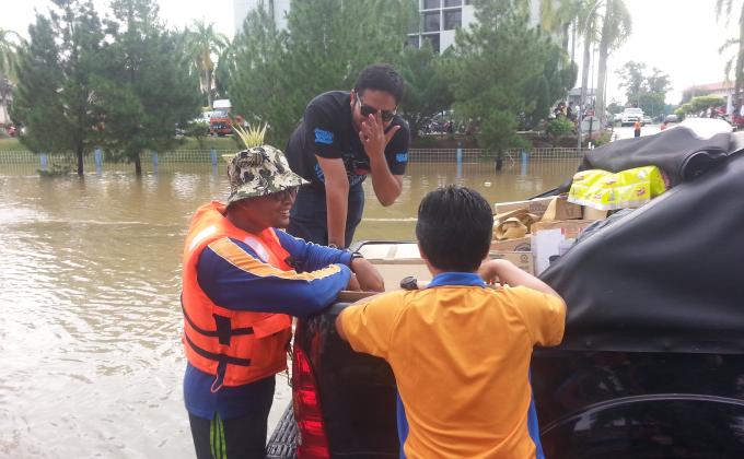 misi bantuan banjir ke temerloh oleh ex-oscar rovers