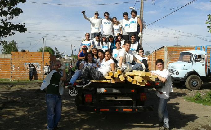 Trabajo conjunto entre Rovers Distrito Nº 5 Zona N: º9 y Asociación Civil Un Techo para mi País (Argentina)