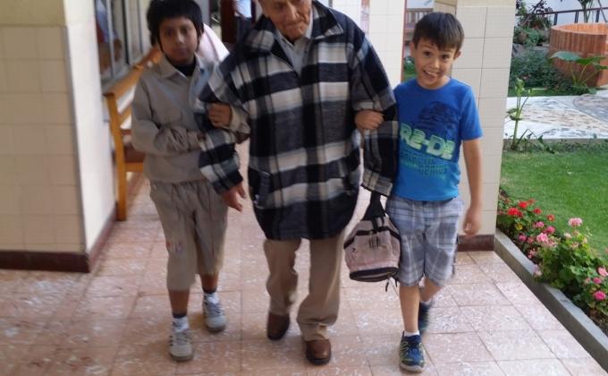 UNA SONRISA PARA NUESTROS ABUELITOS.