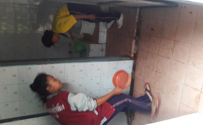 ล้างห้องน้ำของโรงเรียน