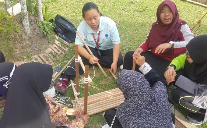 Persiapan tempat pengakap untuk Pameran Karnival Bahasa