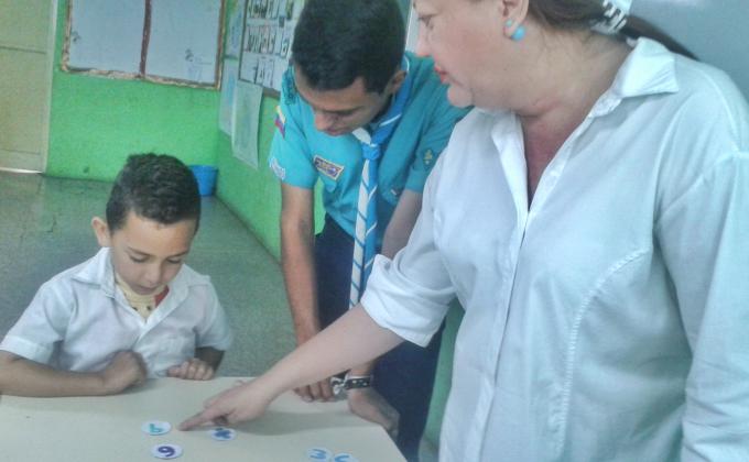 Materiales educativos reciclables en escuelas de bajos recursos en Venezuela.