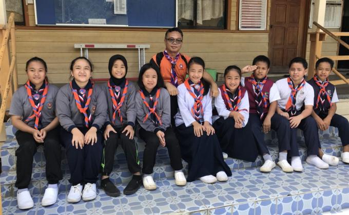 Celebrating World Scout Scarf Day 2018 with the newborn Cubs @ SK Sungai Api