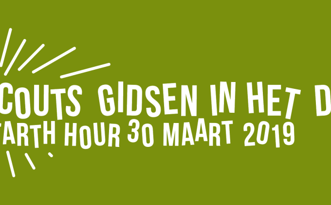 Scouts gidsen in het donker (Earth Hour, 30 maart 2019)