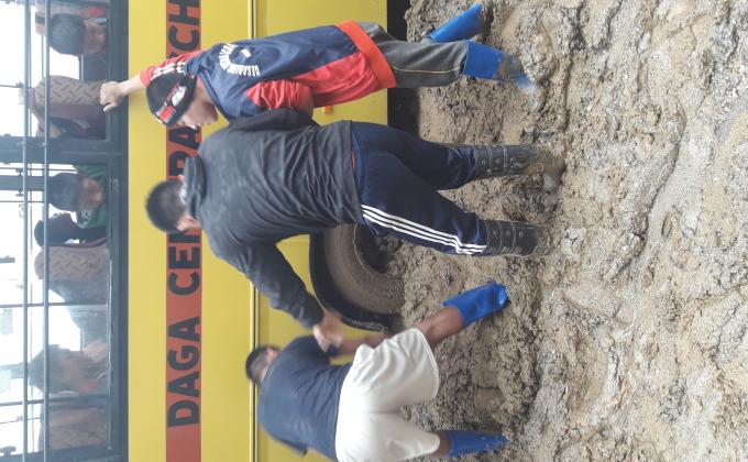 Access to muddy road transportation 