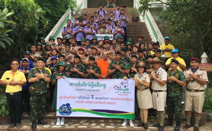 Volunteers celebrate Big Cleaning day Project.