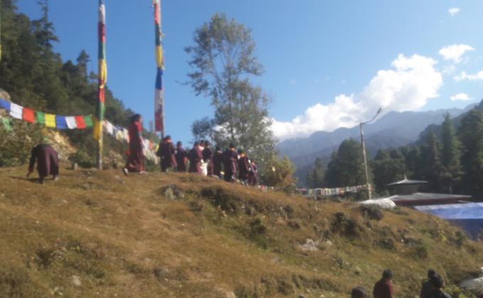 Hoisting prayer flag (lhadar)
