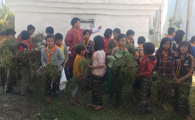 Cleaning campaign at around the chorten