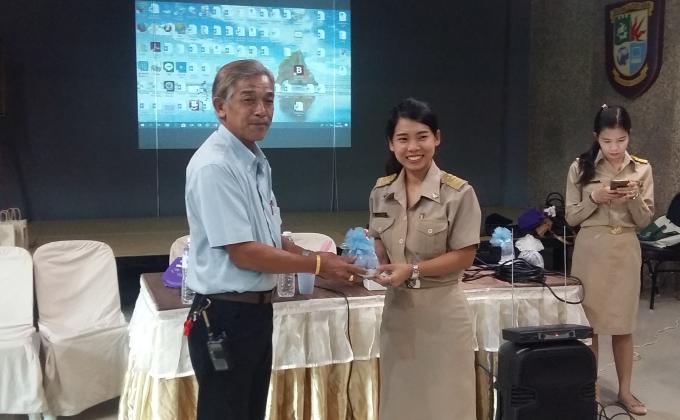 มอบของที่ระลึกจากทางโรงเรียน