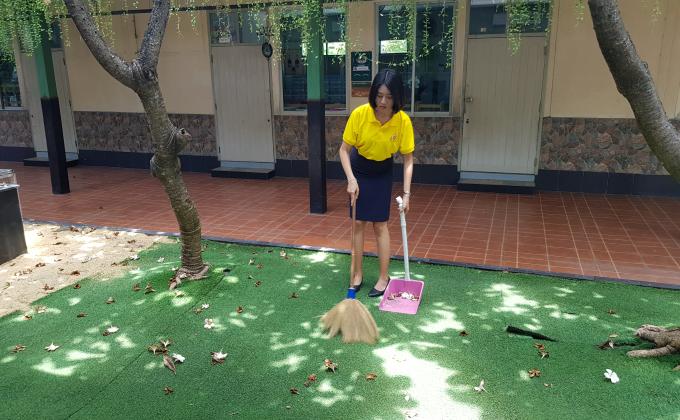 กวาดเศษใบไม้ เพื่อทัศนียภาพที่สวยงามของโรงเรียน