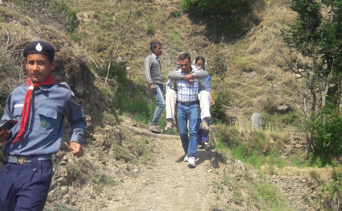 लोकसभा चुनाव में दिव्यांग व वरिष्ठ नेतानागरिक को मतदान हेतू पीठ व पालकी पर अंकुश ठाकुर व स्काउट एवं गाईड इकाई उठा कर लाए व वापिस ले गए