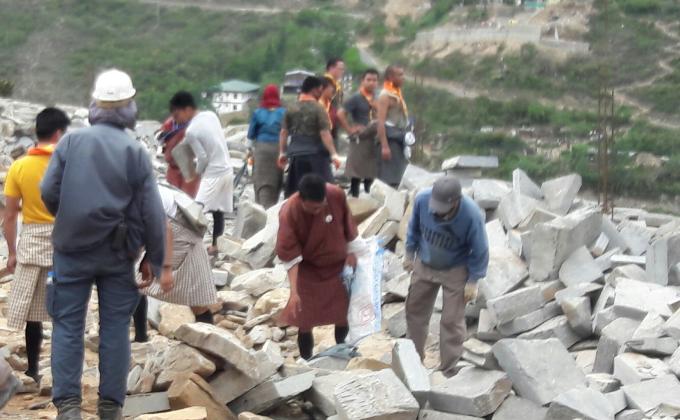 Volunteer work at Wangdue Dzong construction 