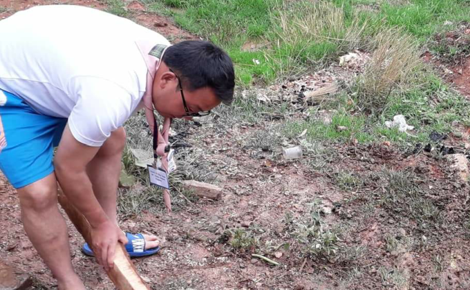 Volunteer to clean toilet during scout camp