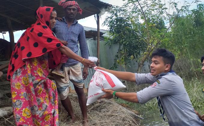 Distribute relief to flood victims 2019. Bangladesh Scouts . MPIRSG