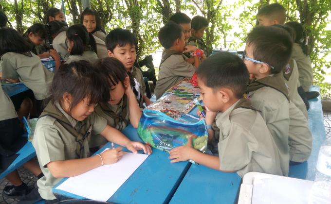กิจกรรมวาดภาพกลุ่มของลูกเสือและเนตรนารี