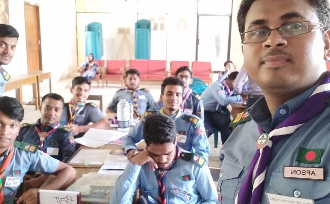 রোভার স্কাউটেরা বেসিক কোর্সের মাধ্যমে বিভিন্ন প্রশিক্ষণ নিয়ে থাকে, যার মাধ্যমে তাদের দক্ষতা বাড়ে। বেসিক কোর্স সম্পন্ন করার পর, রোভারেরা যে কোন স্কুলে ৪ থেকে ৬ মাসের জন্য কাজ করে। 