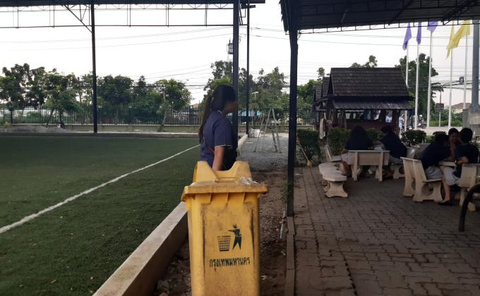 เข็นขยะไปทิ้ง