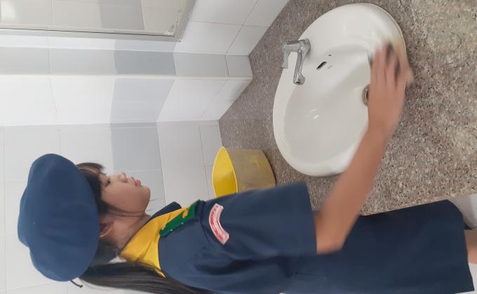จิตอาสาทำความสะอาดห้องน้ำภายในวิทยาลัย