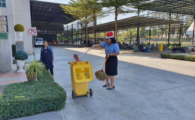 เป็นจิตอาสาช่วยแม่บ้านเก็บกวาดหน้าลานองค์พระ