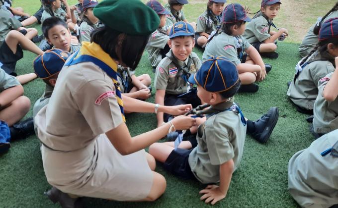 ดูแลการแต่งกายลูกเสือ